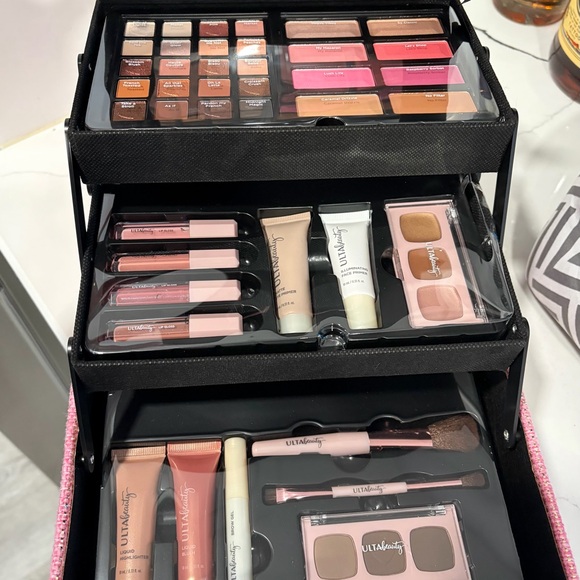 Ulta Posh Pink Woven Train Case with Heart Clasp - Picture 2 of 4